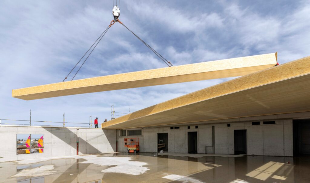 Kielsteg structure element lifted by crane in position on site