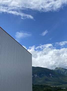 esterno_magazzino Alpenos Mitten im Trentino